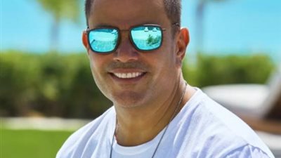 عيدية الهضبة.. عمرو دياب يطرح برومو أغنيته الجديدة ”أحلى ونص”