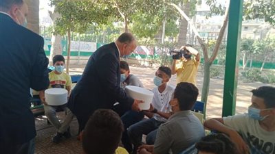 محافظ القاهرة يوزع الهدايا على الأيتام بمصر القديمة