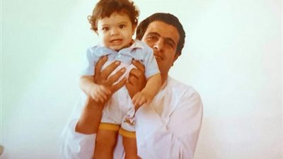 بصورة نادرة تجمعهما.. طارق صبري يحتفل بيوم الأب العالمي