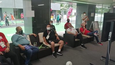 حطب يشاهد مباراة المنتخب الأولمبي من مقر البعثة المصرية