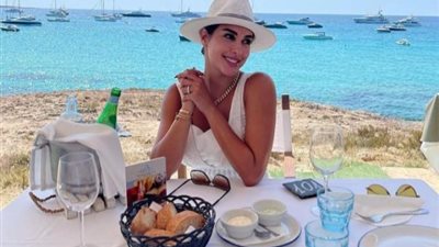 بـ قبعة أنيقة.. أحدث إطلالة لـ ياسمين صبري في عطلتها الصيفية (صور)