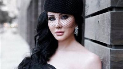 فستان جريء.. جيني أسبر تخطف الأنظار في جلسة تصوير جديدة بدبي (صور)