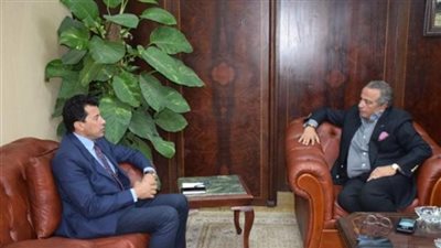 عاجل.. خلاف بين وزير الشباب واتحاد الكرة بشأن عودة الدوري