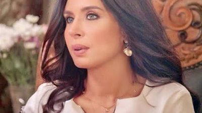 دينا تخطف الأنظار بإطلالة جديدة