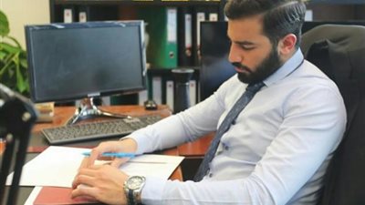 حازم إيهاب لجمهوره: ”مين مستني حكايات بنات الجزء الخامس”