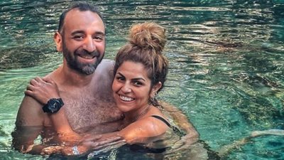 قبلات وأحضان.. الصور الأولى من شهر عمرو سلامة وزوجته في تنزانيا (صور)