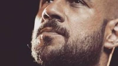 بالفيديو.. أحمد مكى يثير الجدل بإطعام غراب