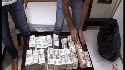 عاجل بالصور.. الرقابة الإدارية تقبض علي أخطر تجار العملة في مصر