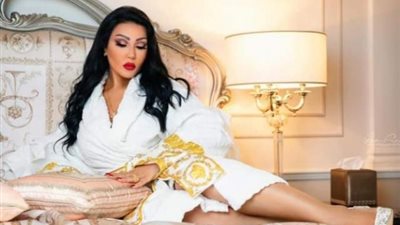 بـ ”الروب الأبيض”.. سمية الخشاب تصدم جمهورها بجلسة تصوير جريئة على السرير (صور)