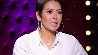 لقاء الخميسى تهاجم اتحاد الكرة بسبب حرمان زوجها من المصيف