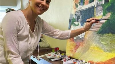 فنانة بدرجة رسامة.. نور اللبنانية تمارس هوايتها المفضلة في الحجر المنزلي