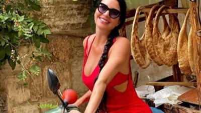 على الدراجة النارية.. لاميتا فرنجية تستعرض أنوثتها بفستان أحمر جريء (صور)