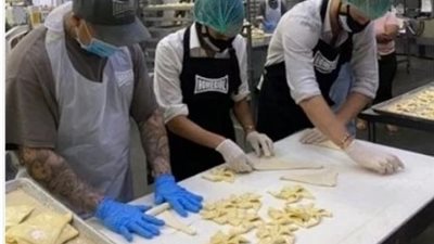 بعيدا عن الملكية.. الأمير هاري وزوجته أثناء العمل في مطبخ بأحد المطاعم