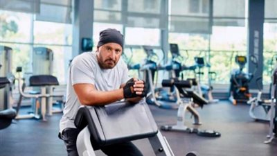 بعد شائعة تعرضه لحادث.. أحمد السقا يمارس التمارين الرياضية في الجيم