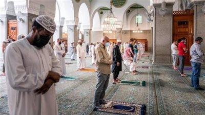 بعد فتح المساجد غداً .. هل تباعد المصلين في صلاة الجماعة صحيحة؟