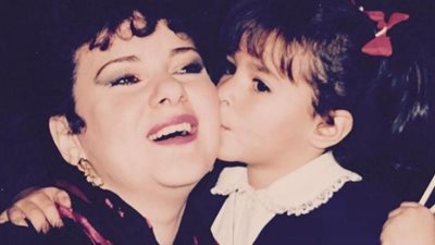 بصورة نادرة.. إيمي سمير غانم تطالب جمهورها بالدعاء لوالدتها: ربنا يشفيها