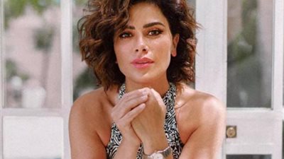 بـ هوت شورت جينز.. صبا مبارك تستمتع بالعطلة الصيفية بإطلالة جريئة (صور)