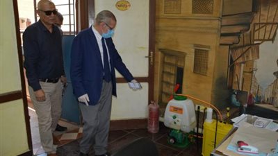 ”مجاهد” يطمئن علي توافر مستلزمات التعقيم بلجان الدبلومات الفنية