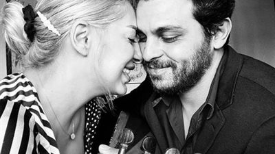 محمد رشاد يتغزل في زوجته بكلمات رومانسية: حب عمري