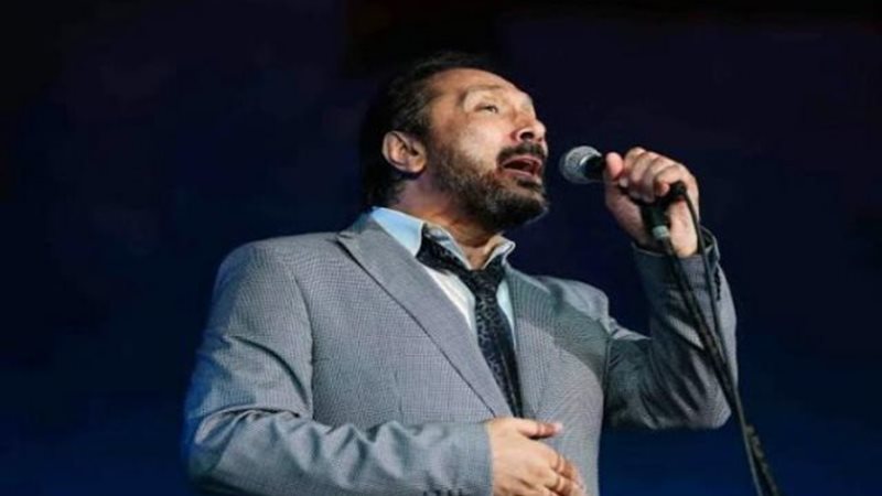على الحجار على مسرح