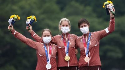 سويسرا تهيمن على ميداليات سباق الدراجات الجبلية لاختراق الضاحية للسيدات في أولمبياد طوكيو