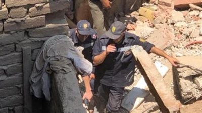 انتشال سيدة على قيد الحياة من أسفل أنقاض عقار الوراق