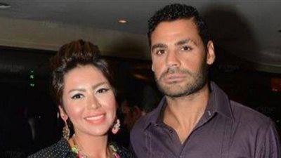 لقاء الخميسي تخطف الأنظار بصورة مع زوجها