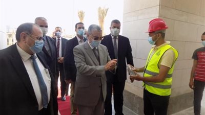 بالصور.. وزير الكهرباء يباشر أول يوم عمل من مقر الوزارة بالعاصمة الإدارية