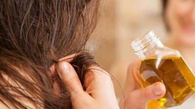 زيت الزيتون.. الحل السحري لتنعيم وتقوية الشعر