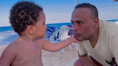 بالصورة.. محمود عبد المغني يستمتع بالعطلة الصيفية برفقة نجله
