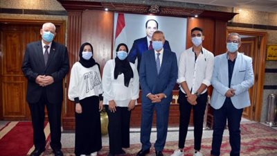 بالأسماء والصور .. محافظ القليوبية يهنىء أوائل الدبلومات الفنية