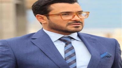 بصور وكلمات مؤثرة محمد رجب يودع والده