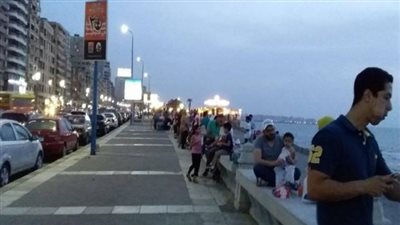 محافظ الإسكندرية يطالب المواطنين بتطبيق قواعد التباعد علي الكورنيش