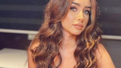 بالصورة.. هنا الزاهد تكشف عن لوك شخصيتها في فيلم ”الغسالة”