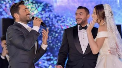 الحبايب.. تامر حسني يحتفل بزفاف هاجر أحمد (صور)