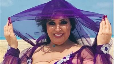 فيفى عبده بإطلالة جريئة: عايزة ادلع واتبسط