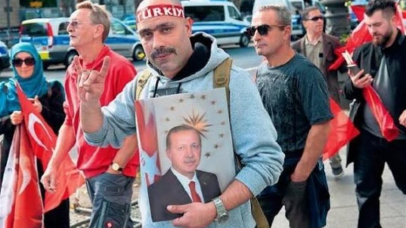 تركى يشير بشعار الذئاب