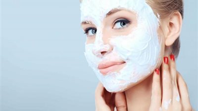 بكل سهولة.. قناع طبيعي لعلاج مشاكل البشرة