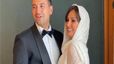 معز مسعود يهاجم الجمهور الذى يلتقط له صور برفقة زوجته بدون علمه