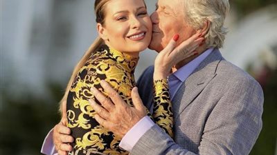 حسين فهمى يشعل مواقع التواصل الاجتماعى بقبلة مع اللبنانية باميلا الكيك