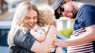 بعد فراق 11 أسبوعًا.. ممرضة تعانق طفلها لأول مرة بسبب كورونا