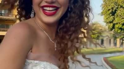 رنا رئيس ترد على منتقدى فستانها: ماما كمان لابسة أبيض