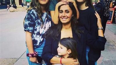 شاهد.. حلا شيحة تخطف الأضواء بصورة لها مع أبنائها