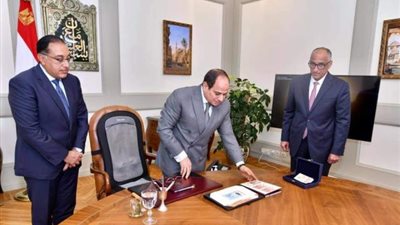 السيسي اطلع عليه.. معلومات لا تعرفها عن ” البنكنوت الجديد ”