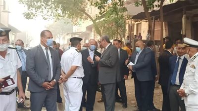 بالصور .. محافظ ومدير أمن القاهرة يتفقدان موقع حريق عزبة خير الله