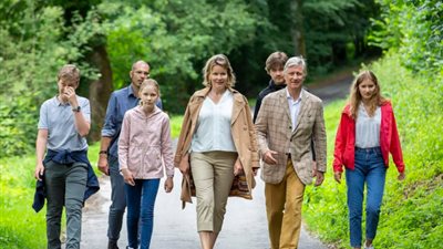 بإطلالات غير لافتة للانتباه.. شاهد جولة العائلة الملكية في بلجيكا