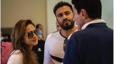 وراء كل بطل عظيم نجمة.. نيللى كريم برفقة خطيبها فى البطولة العربية للإسكواش