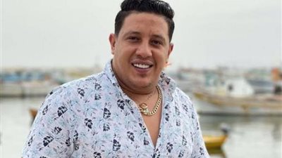 حمو بيكا يقف على خشبة المسرح فى ”شمسية وأربع كراسى” مع أشرف عبد الباقى