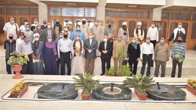 محافظ أسيوط بسلم  77 عقد تقنين لأراضي أملاك الدولة للمستفيدين