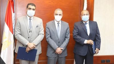 القوي العاملة والمياه والصرف بسوهاج يوقعان بروتوكول تعاون لإنتاج الكمامات